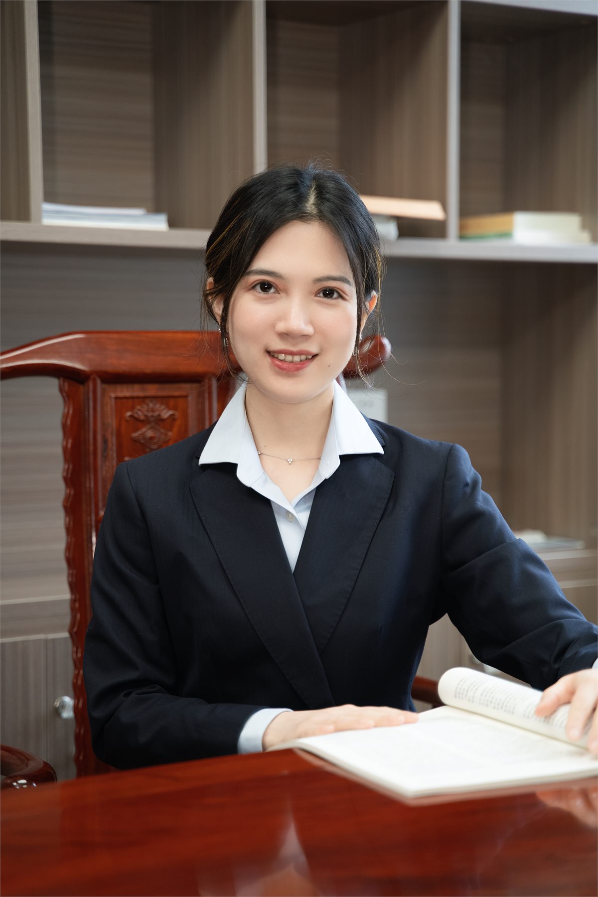 律师阅读与研究场景照